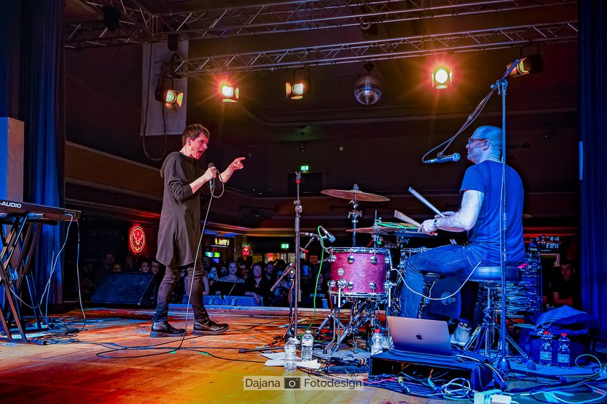 Empathy Test Sänger Isaac Howlett mit David Leisser an den Drums im F-Haus Jena